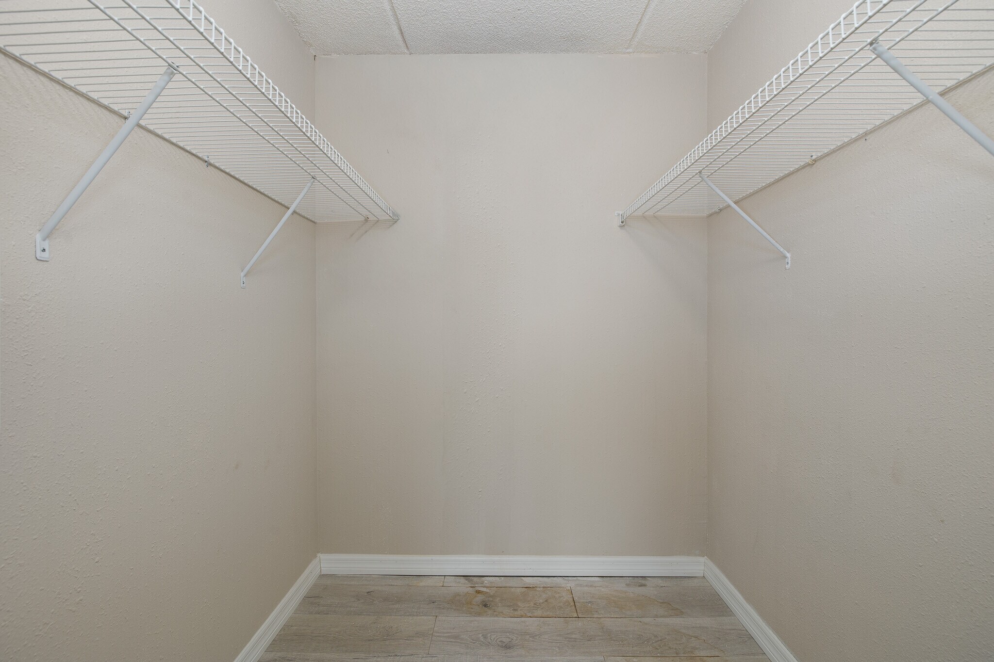 Building Photo - 464 N Paula Dr