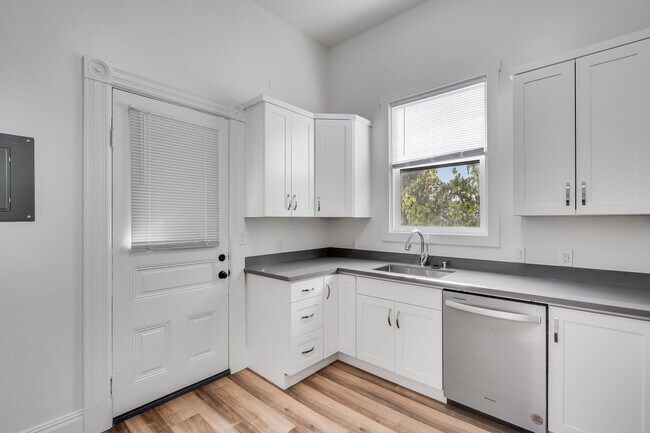 Building Photo - Remodeled pet friendly, top floor 2BR with in-unit laundry