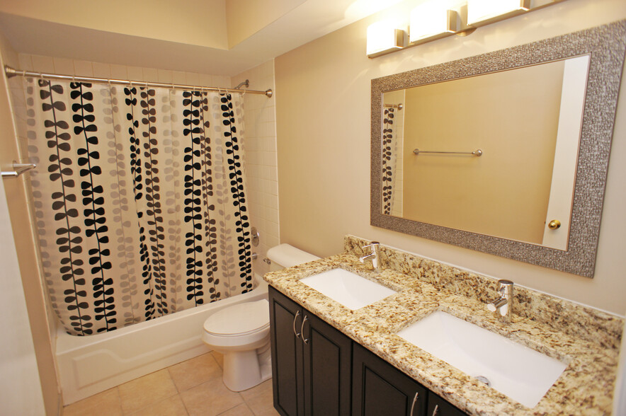 Hall Bath - 1466 Hazelwood Ct