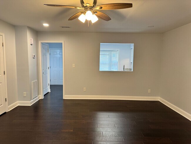 Building Photo - 3 Bedroom, 2.5 Bathroom Townhouse in Greensboro, NC!