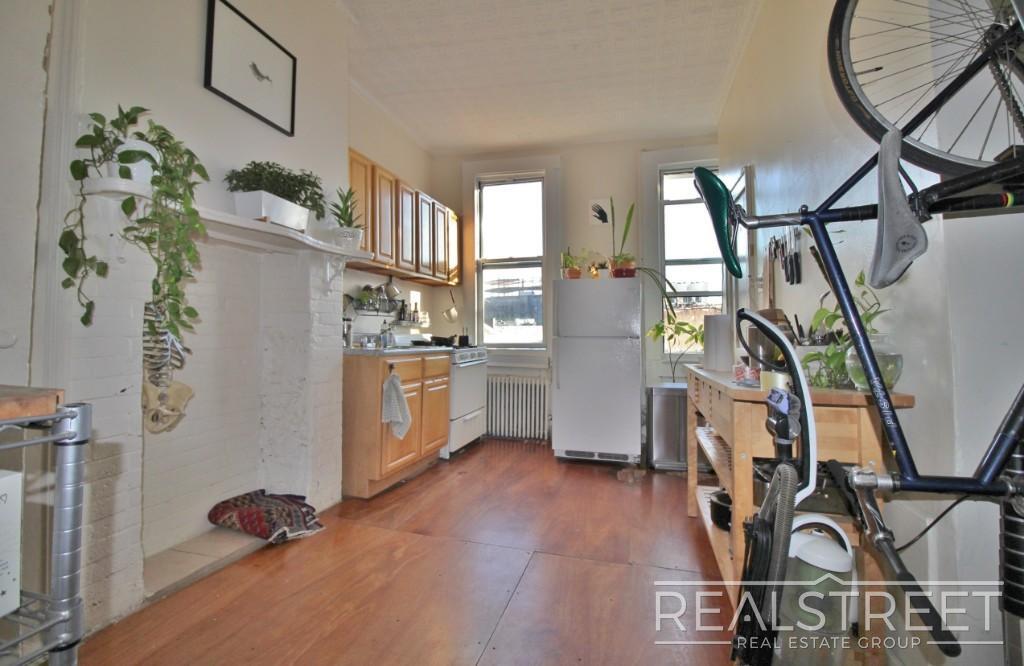 Building Photo - Spacious 1.5 BED in Bushwick/East Williamsburg