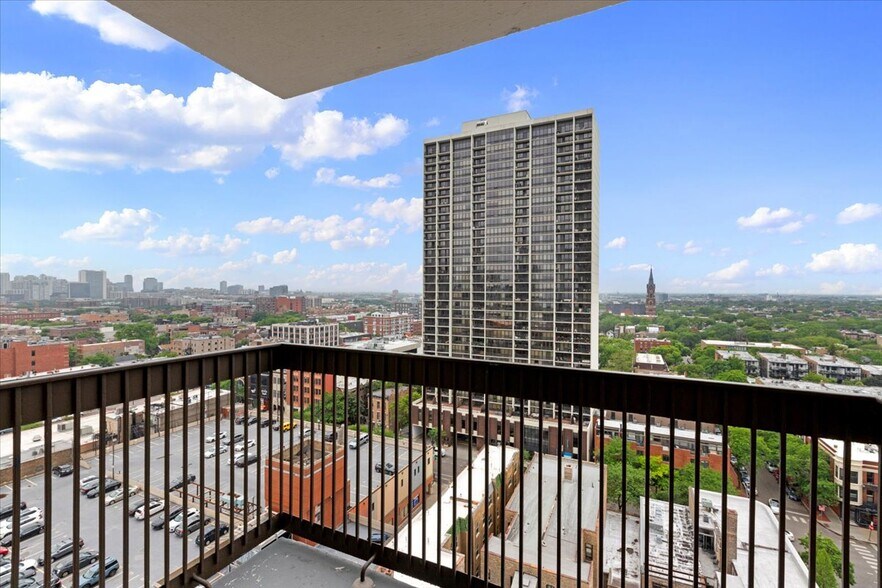Building Photo - 1660 N La Salle Dr