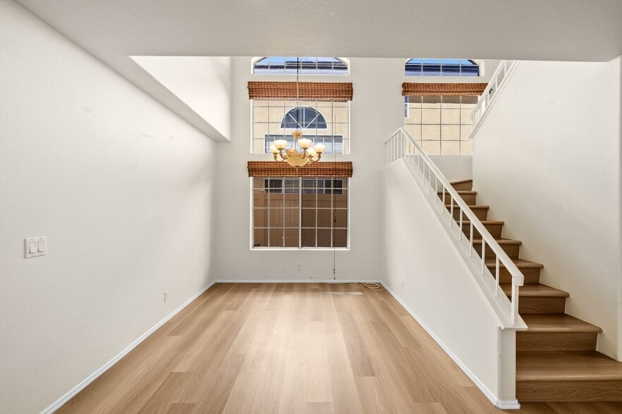 Building Photo - 2163 Sun Ridge Dr