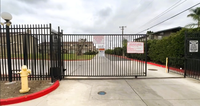 Building Photo - Modern Renovated 3-Bedroom Townhome in Gated Montclair Community | Pet-Friendly | 2-Car Garage | ...