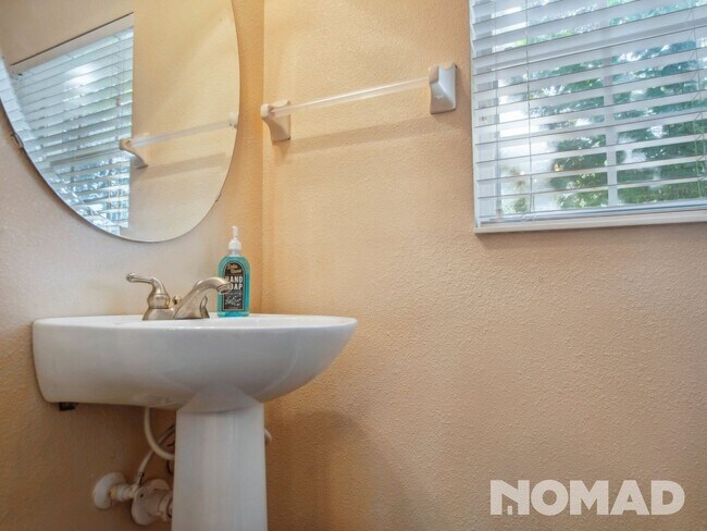 Building Photo - 3 Bedroom Townhome in Apopka