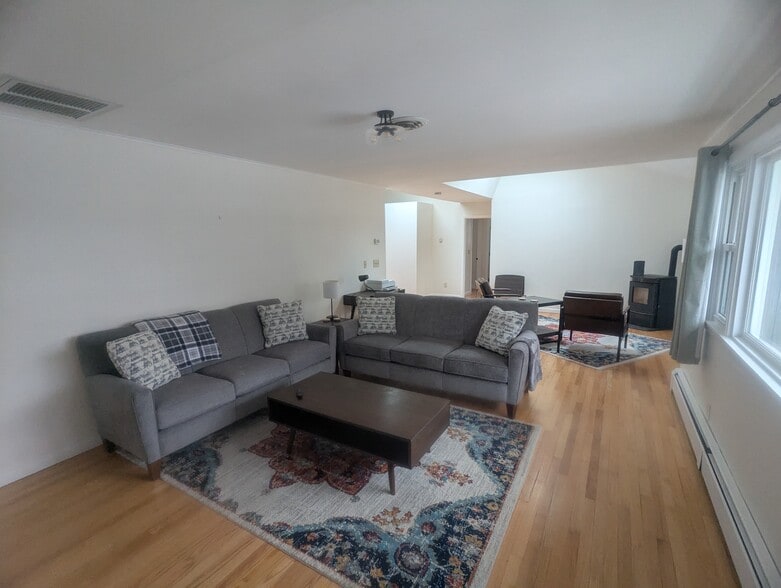 Building Photo - 212 Dewey St