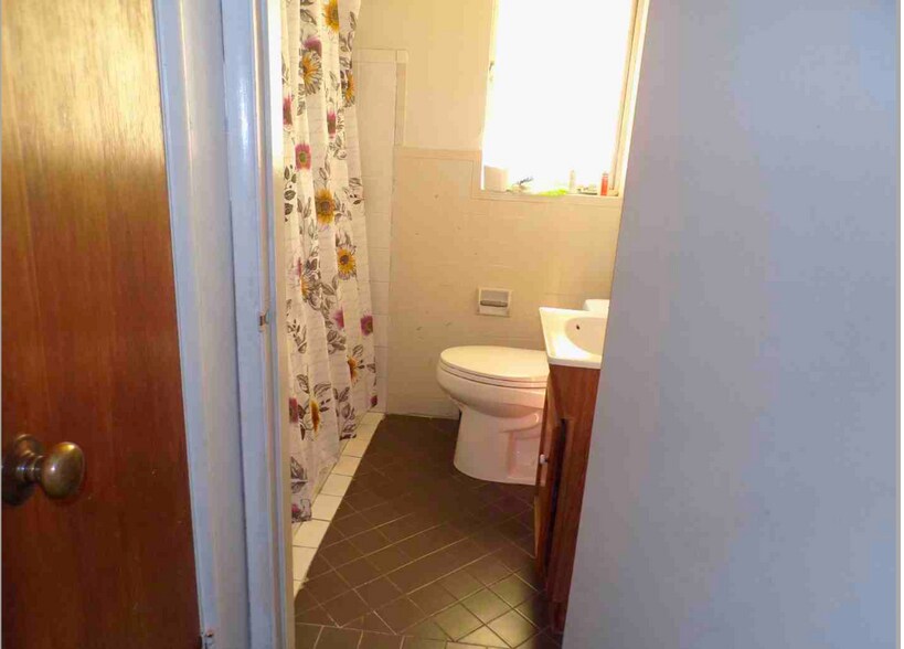 Remodeled bath - 7458 Lockwood St