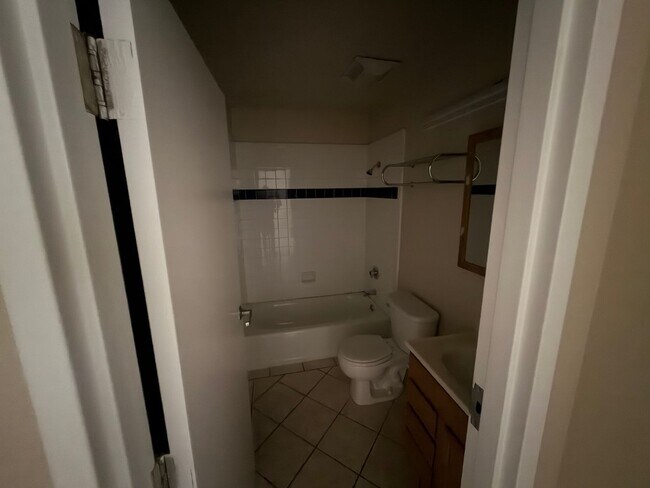 Building Photo - 158 Caldecott Ln