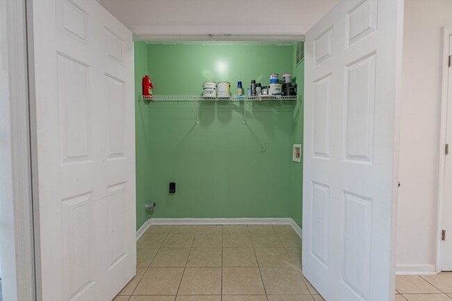 Building Photo - Move-In Ready Townhome Near Camp Lejeune