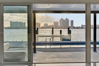 Building Photo - 1101 S Shore Dr