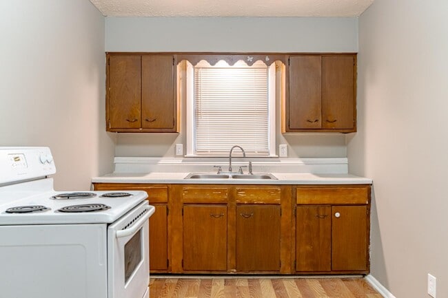 Building Photo - 421 N Woodland Dr