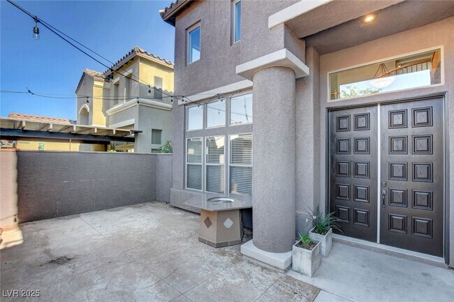 Building Photo - 5643 Almocita Ct