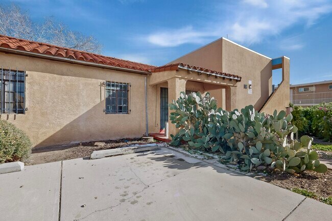 Building Photo - 116 Columbia Dr SE