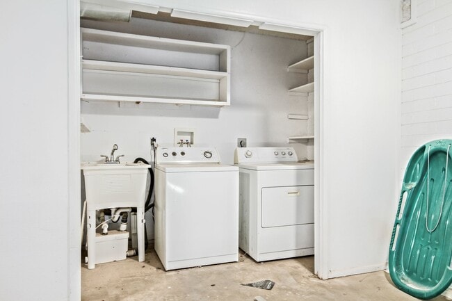 Building Photo - 4 Bedroom 2 Bathroom with Arizona Room in Tempe