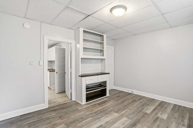 Building Photo - Welcome home to this newly renovated 2 bedroom top floor apartment