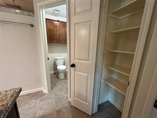 Building Photo - 9918 Cedaredge Dr