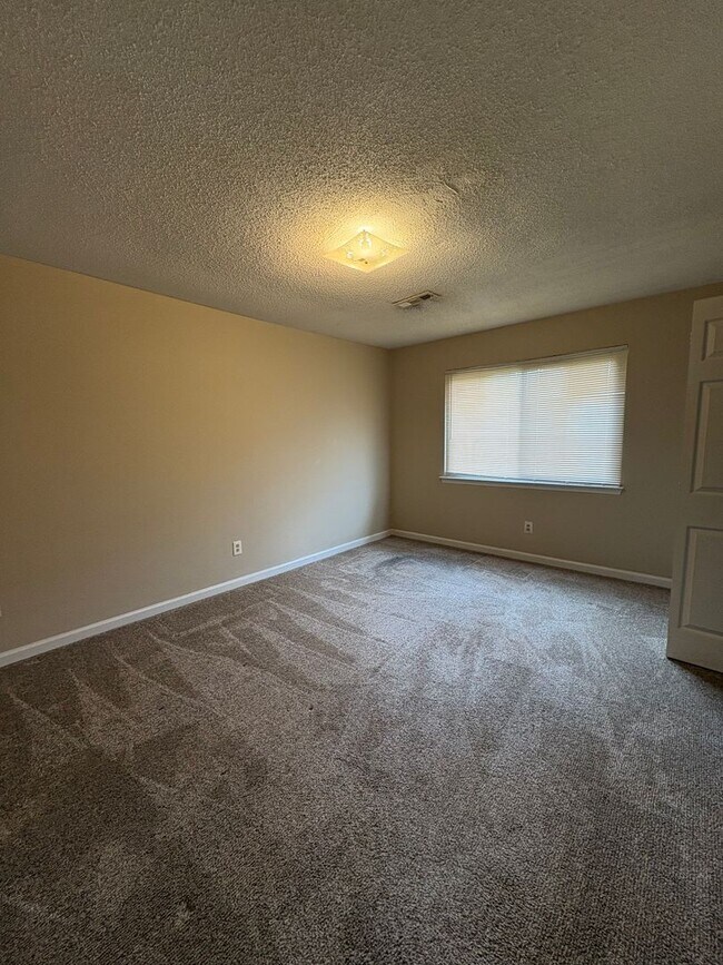 Building Photo - 4989/4991 Eastview Terrace