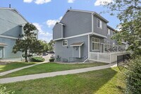 Building Photo - Bright End-Unit Townhome with 3 Beds, 2.5 ...