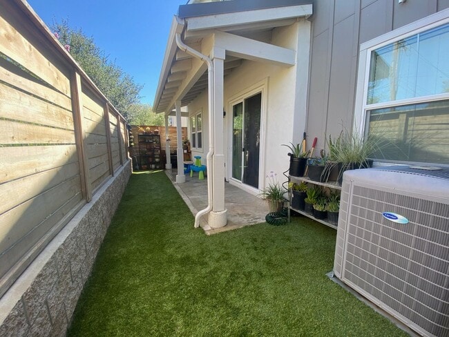 Building Photo - Upgraded Buellton End-Unit With Yard