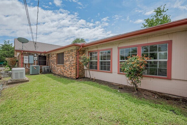 Building Photo - 8715 Guinevere St