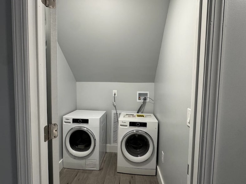 Building Photo - 327 N Maple Ave