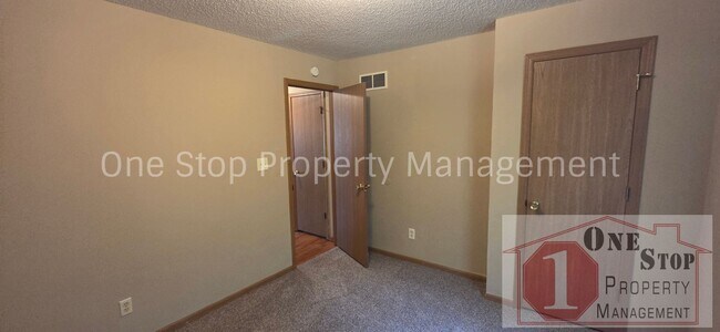 Building Photo - 3 Bedroom 2 Bathroom Duplex with 1 car garage in KCMO