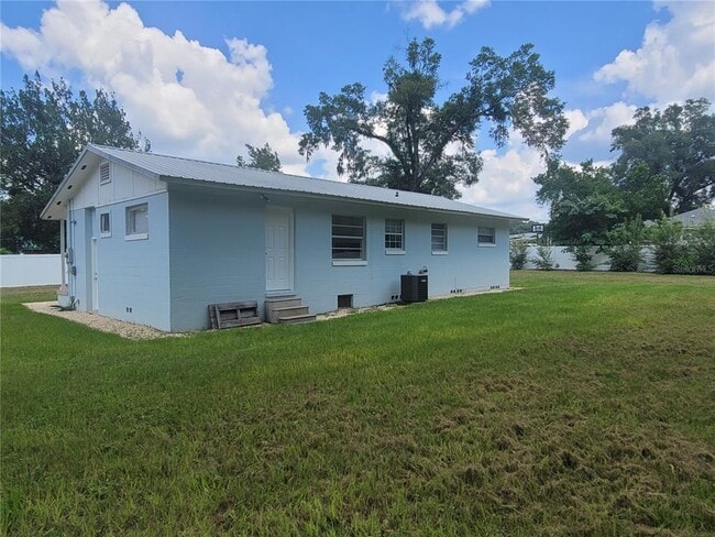 Building Photo - 2400 NE 57th Pl