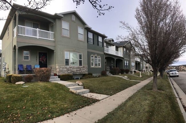 Primary Photo - Large 4 Bed Townhome