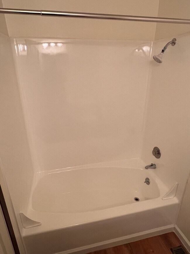 Building Photo - 3 Bedroom, 2 Bathroom in N. Coburg Rd Area