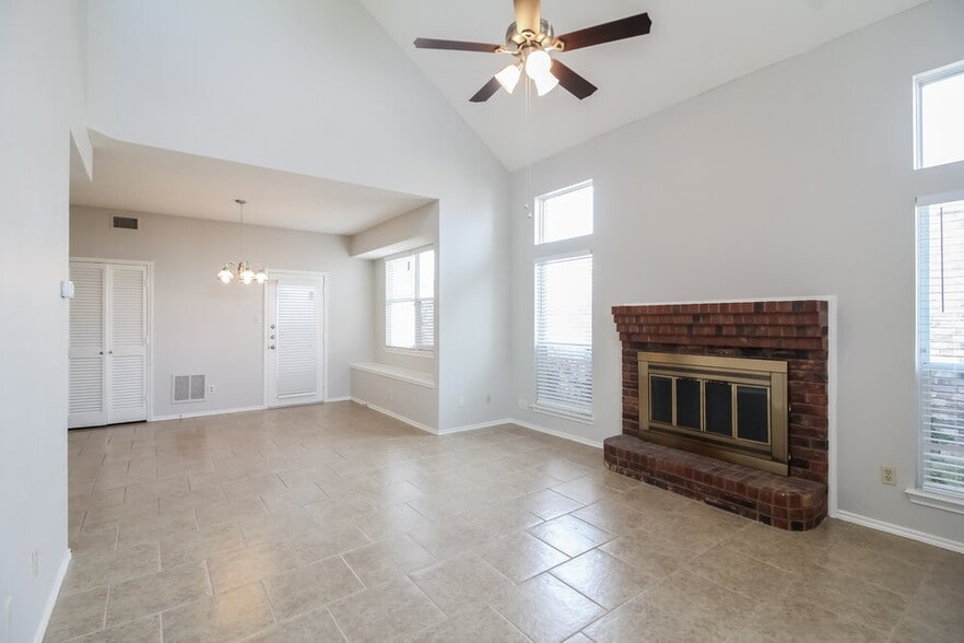 Building Photo - 2326 Weatherby Dr