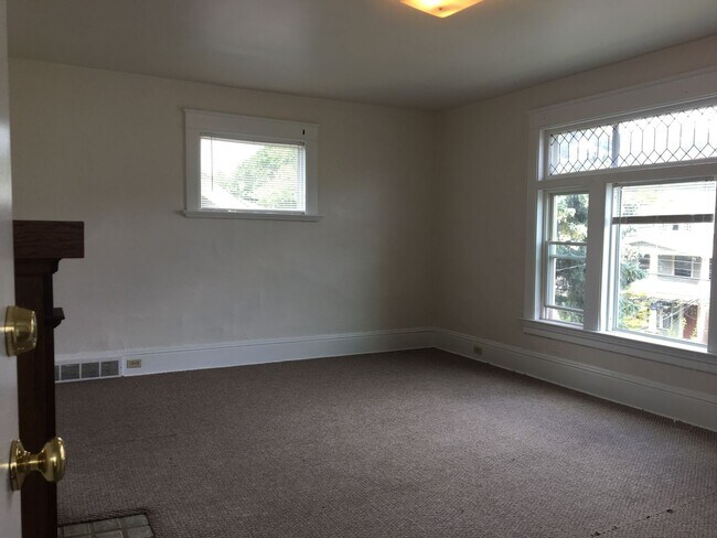 Building Photo - Clean 2BR up with offstreet parking and yard