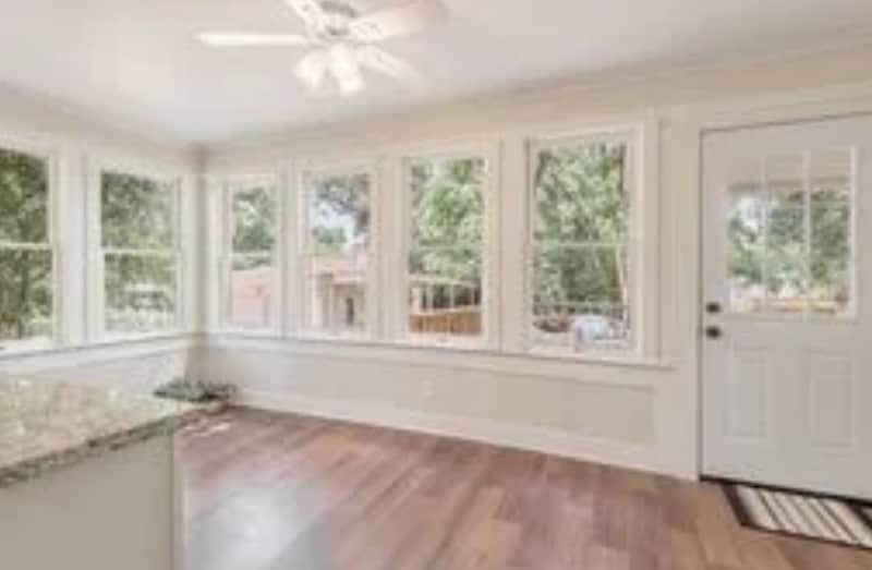 Building Photo - 924 E Houston Ave