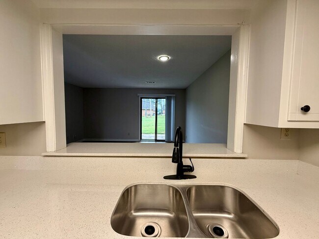 Building Photo - 2 bed / 1.5 bath townhome in Oakwood