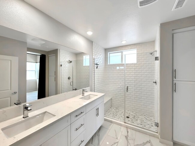 Building Photo - Stunning 3B/3BA 4-story Upgraded Home w/ P...