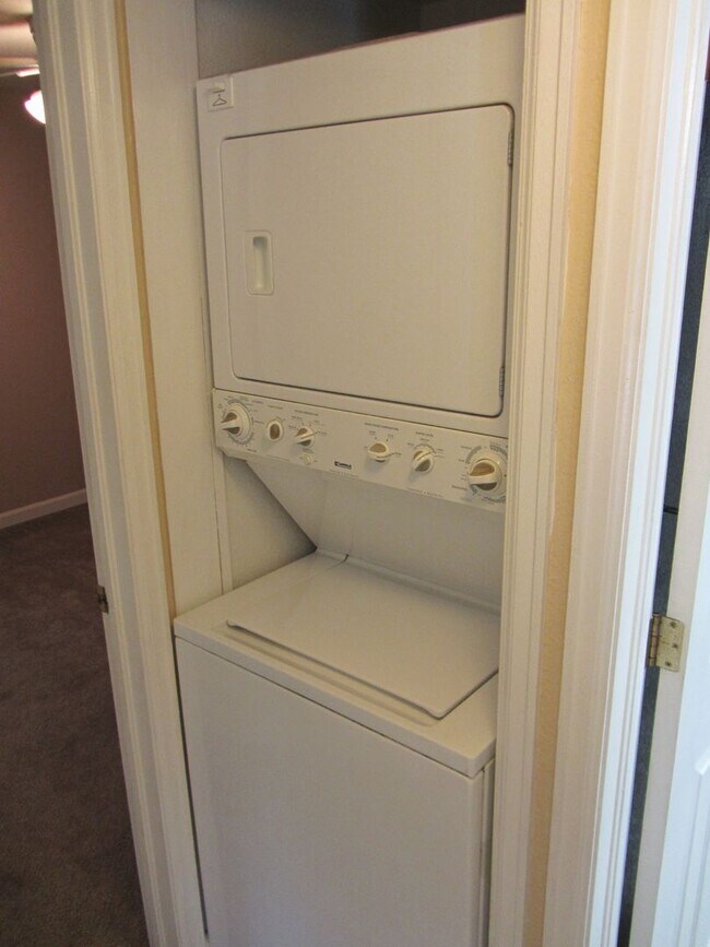 Building Photo - Lovely 2 Bedroom, 1 Bathroom Condo in Cast...