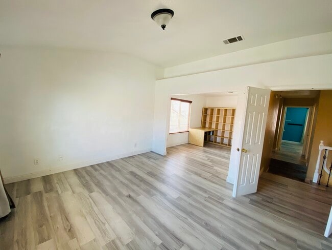 Building Photo - 13241 Paradise Ct