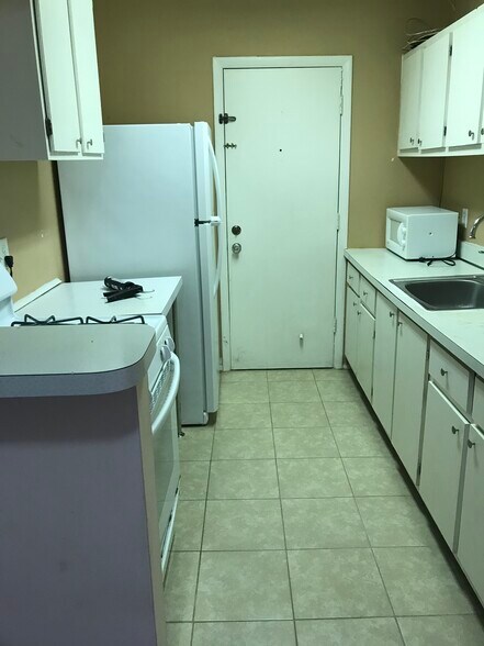 Building Photo - 1700 SW 16th Ct