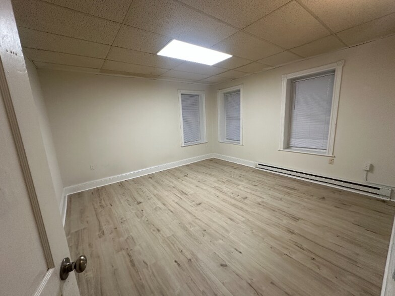 Building Photo - 402 E Vine St