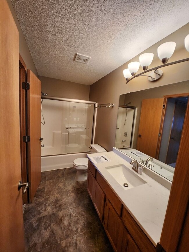 Building Photo - updated 2 bed townhouse under 2k per month in Burnsville! Open concept, master bed w/attached bat...