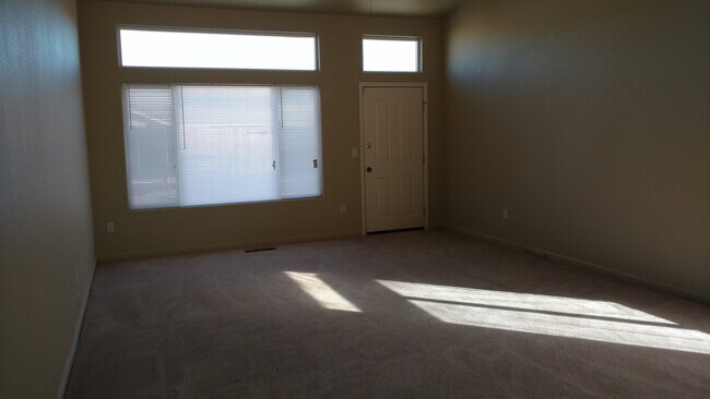 Building Photo - 3 Bedroom 2 Bath Charmer