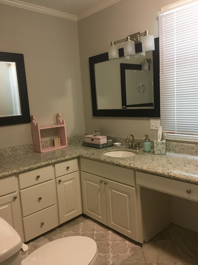 Building Photo - 123 Lloyd St