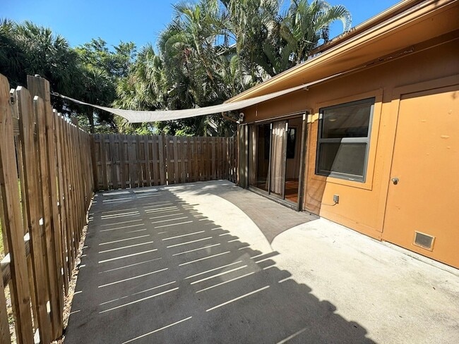 Building Photo - 321 Sandtree Dr