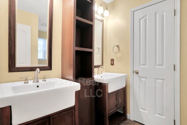 Building Photo - 184 Larkspur Ln