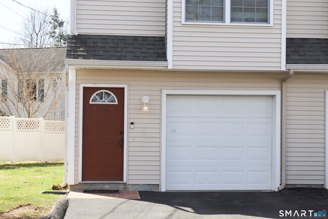 Building Photo - 25 W Silver St