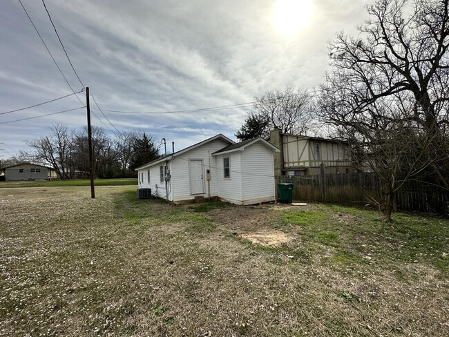 Building Photo - 3815 Pine St
