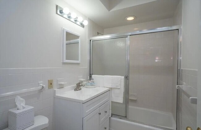 Building Photo - 887 Farmington Ave