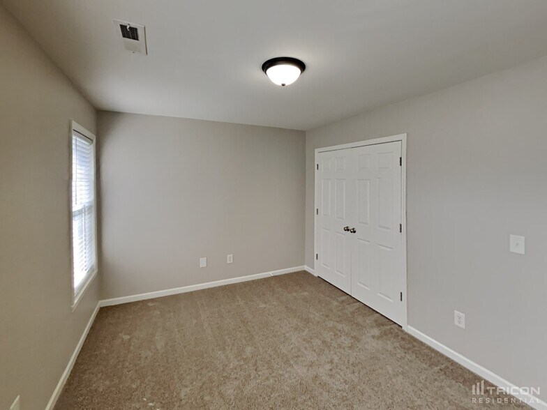 Building Photo - 4097 Village Park Ct