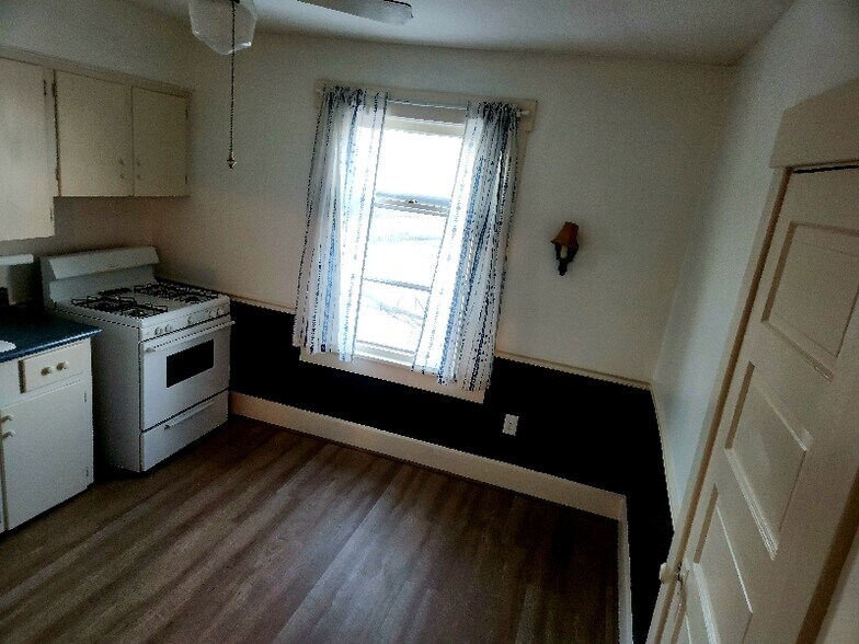 Building Photo - 446 Hower St NE