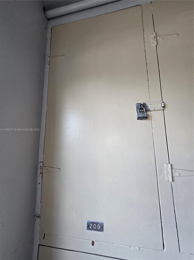 Building Photo - 120 Royal Palm Rd