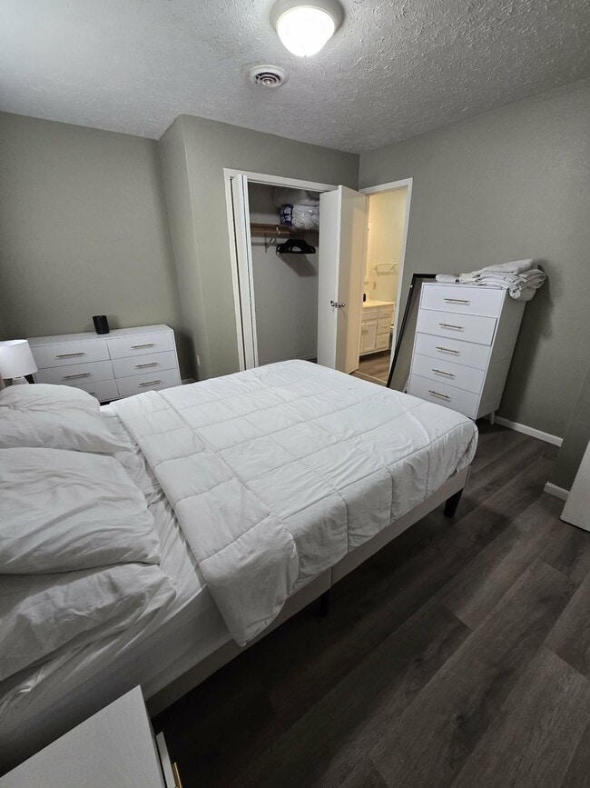 Building Photo - 115 Holly Dr